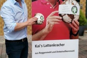 Kai Völker; hr1-Radiomoderator mit seinem Brot: "Kai`s Lattenkracher"